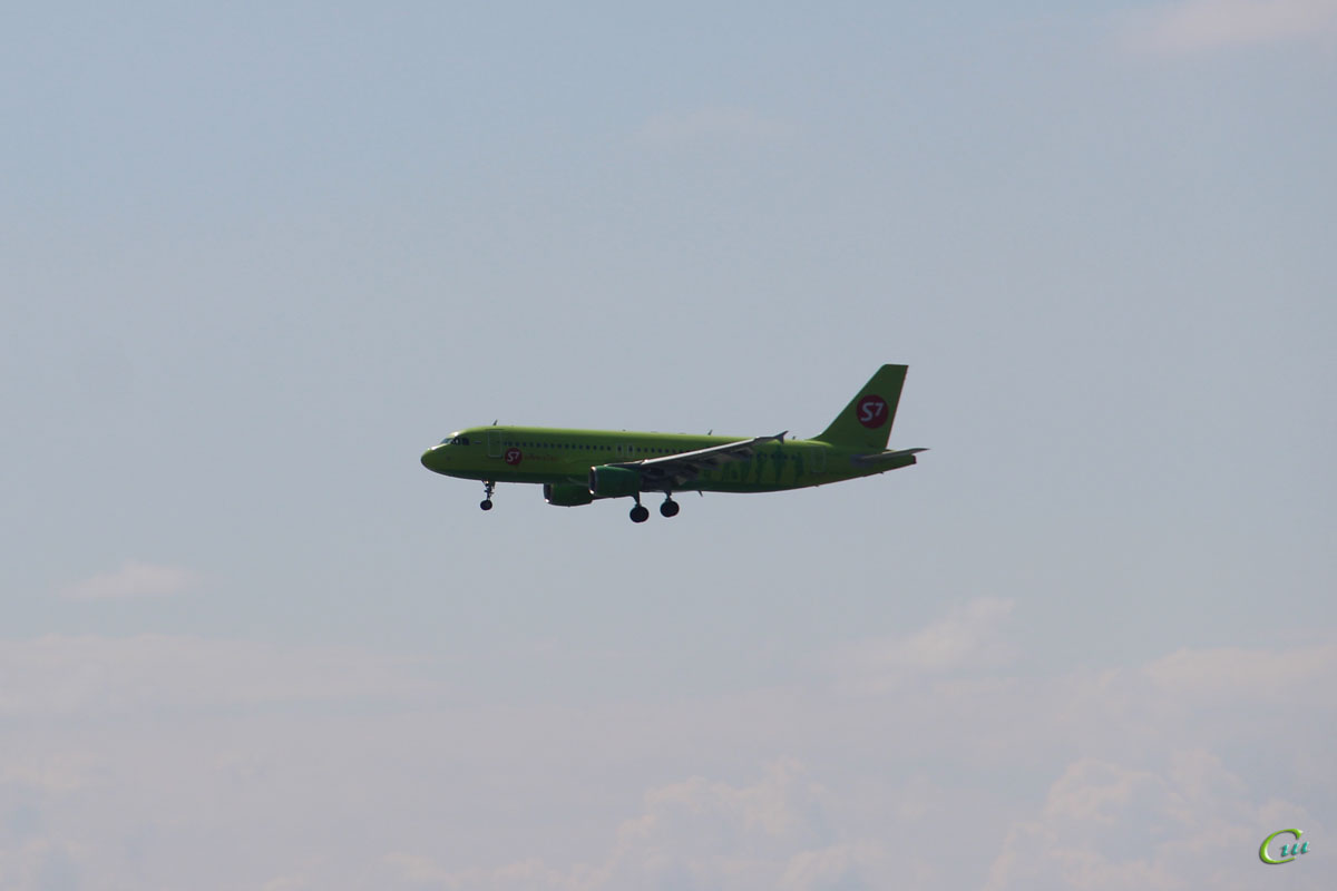 Батуми. Самолет Airbus A320 (VP-BDT) авиакомпании S7 Airlines совершает посадку в аэропорту Батуми (BUS)