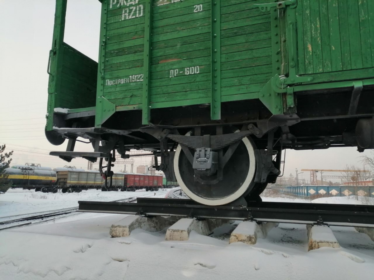 Челябинск. Двухосный крытый вагон-памятник 1922 года постройки у грузового вагонного депо