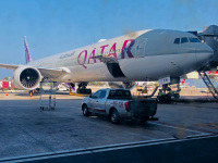 Пхукет. Самолет Boeing 777-300 A7-BEU авиакомпании Qatar Airlines, рейс QR 843 Пхукет - Доха
