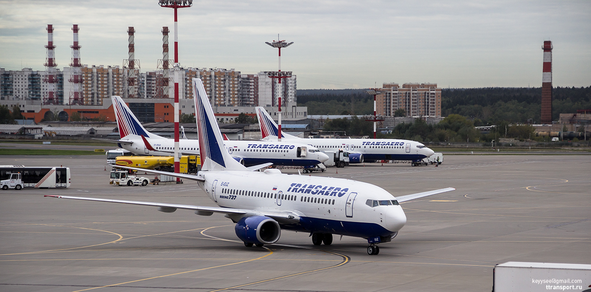 Москва. Самолет Boeing-737 (EI-EUZ) авиакомпании Трансаэро (Transaero)