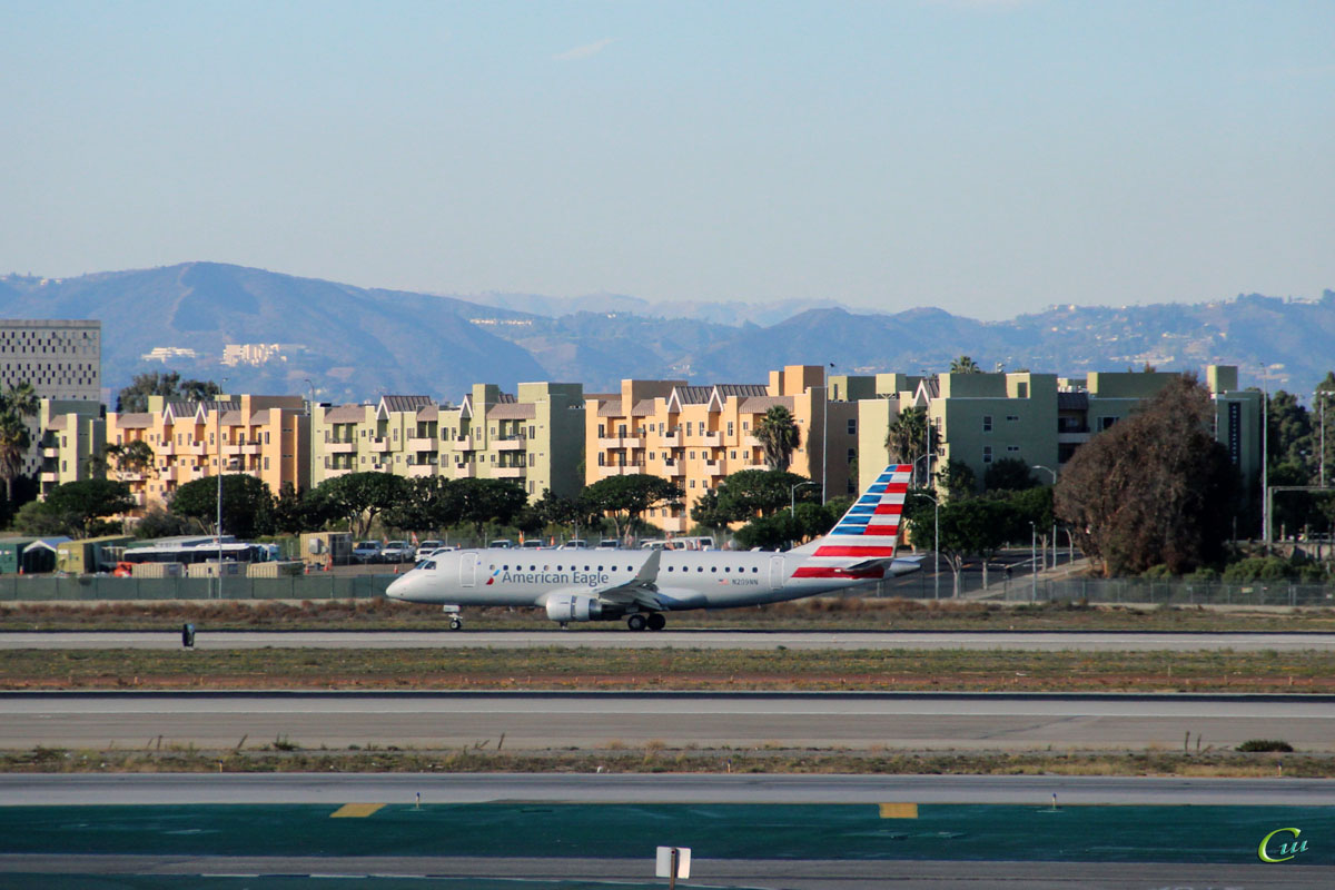 Лос-Анджелес. Самолет Embraer E-175 (N209NN) авиакомпании American Eagle