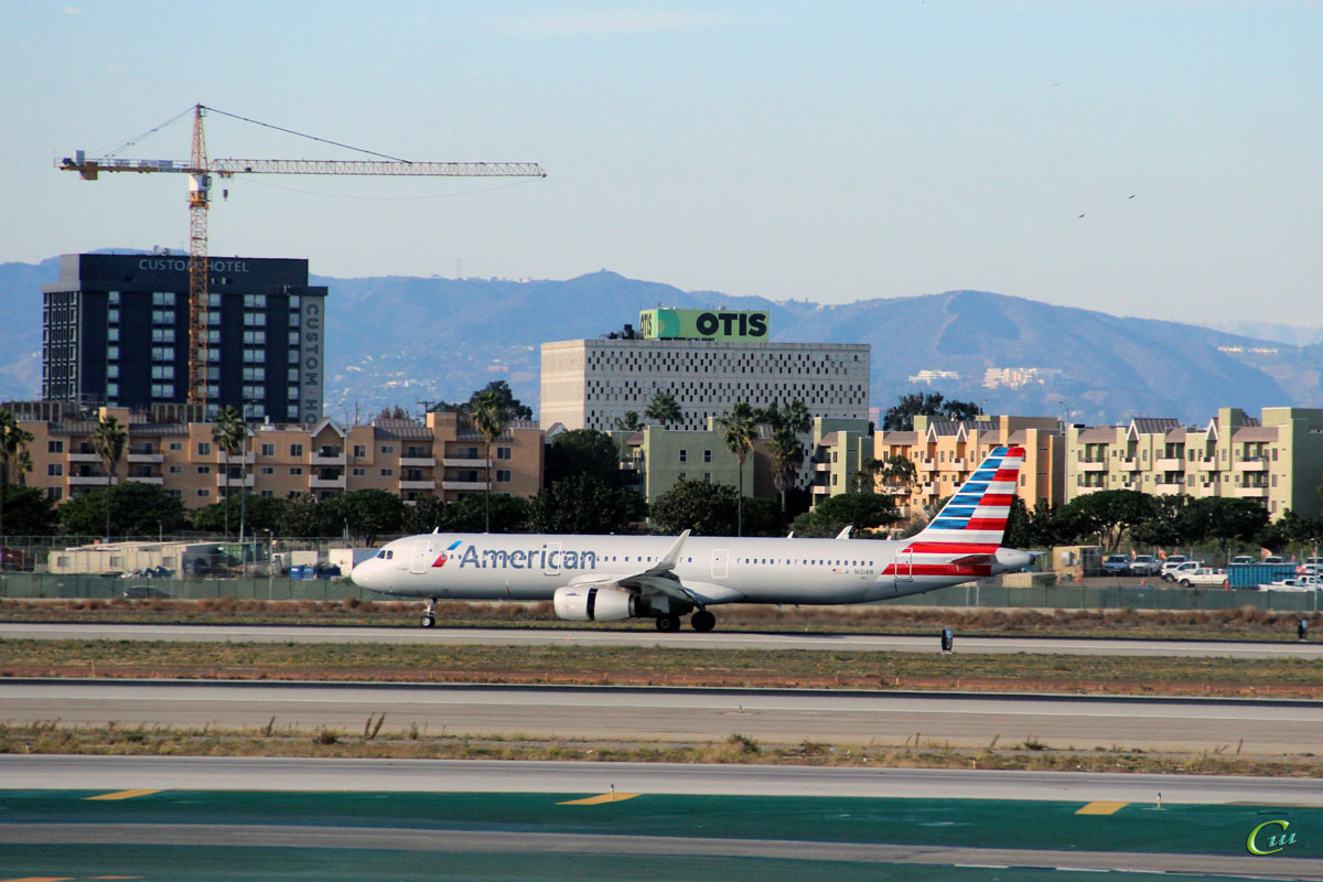 Лос-Анджелес. Самолет Airbus A321 (N121AN) авиакомпании American Eagle