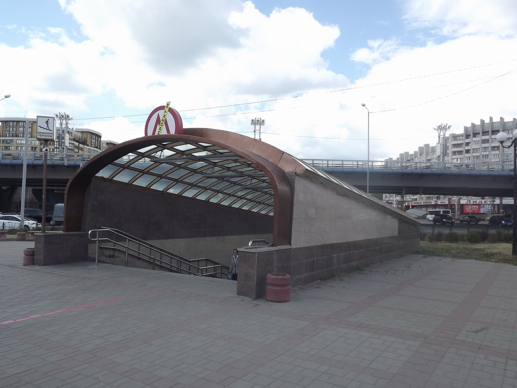 Омск. Единственная в Омске построенная станция метрополитена Библиотека имени Пушкина, ныне использующаяся в качестве подземного перехода