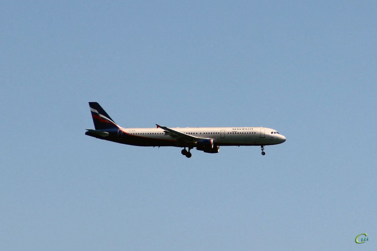 Ларнака. Самолет Airbus A321 (VP-BUM) авиакомпании Аэрофлот (Aeroflot) заходит на посадку в международный аэропорт Ларнака (LCA)