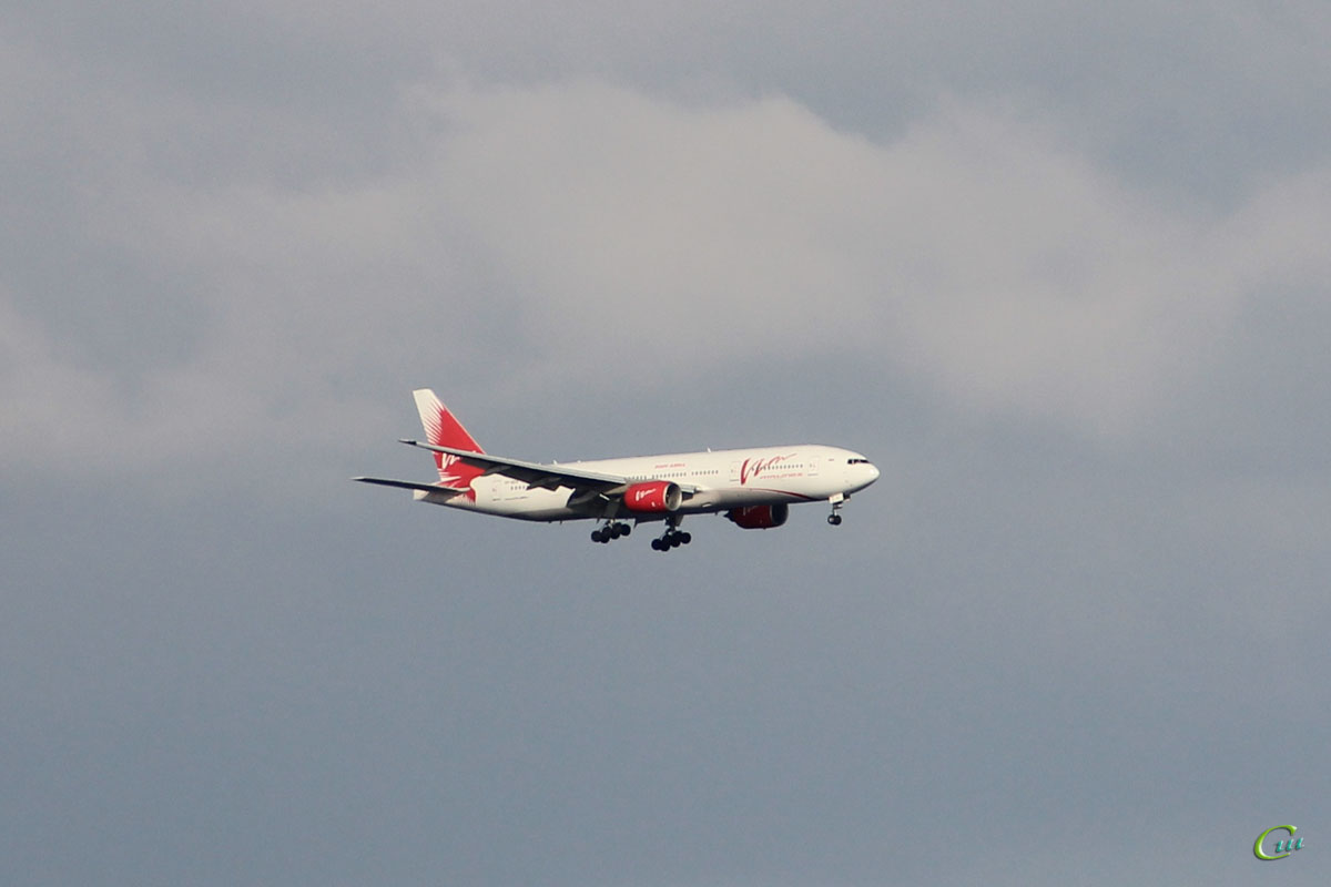 Ларнака. Самолет Boeing 777 (VP-BDX) авиакомпании ВИМ-Авиа (VIM Airlines) заходит на посадку в международный аэропорт Ларнака (LCA)