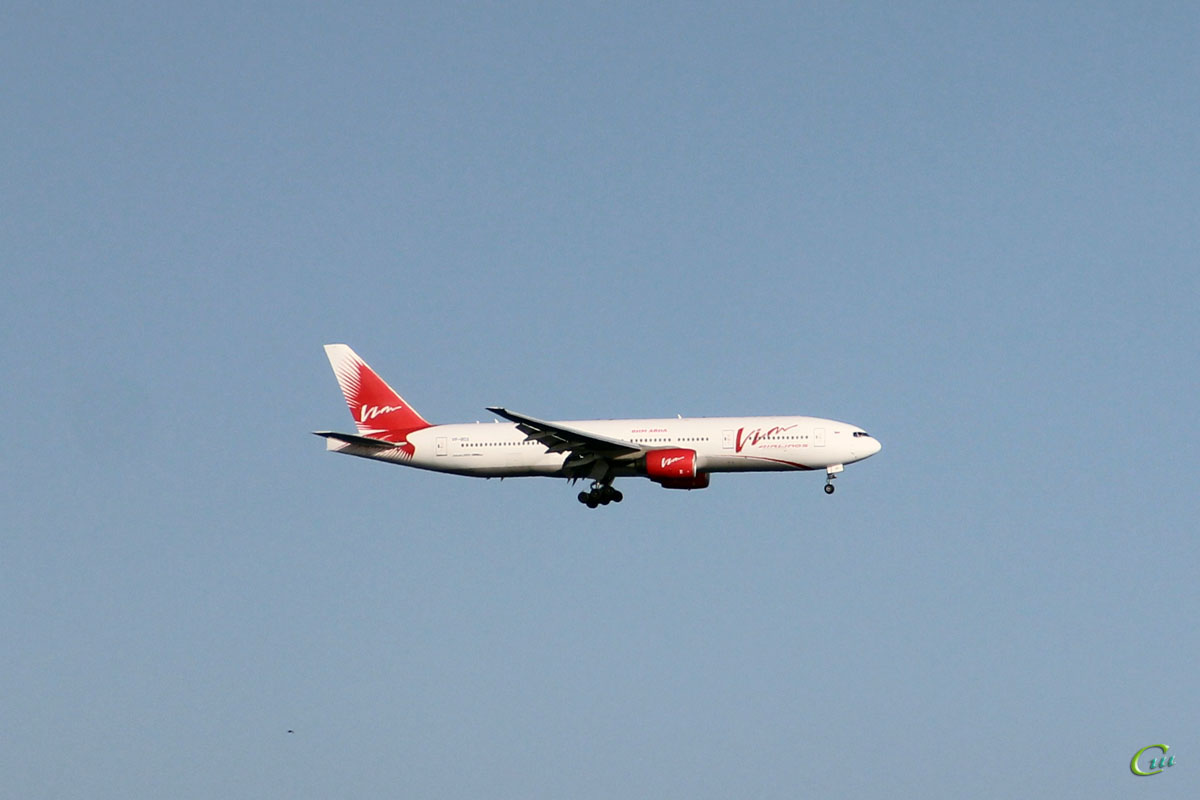 Ларнака. Самолет Boeing 777 (VP-BDX) авиакомпании ВИМ-Авиа (VIM Airlines) заходит на посадку в международный аэропорт Ларнака (LCA)