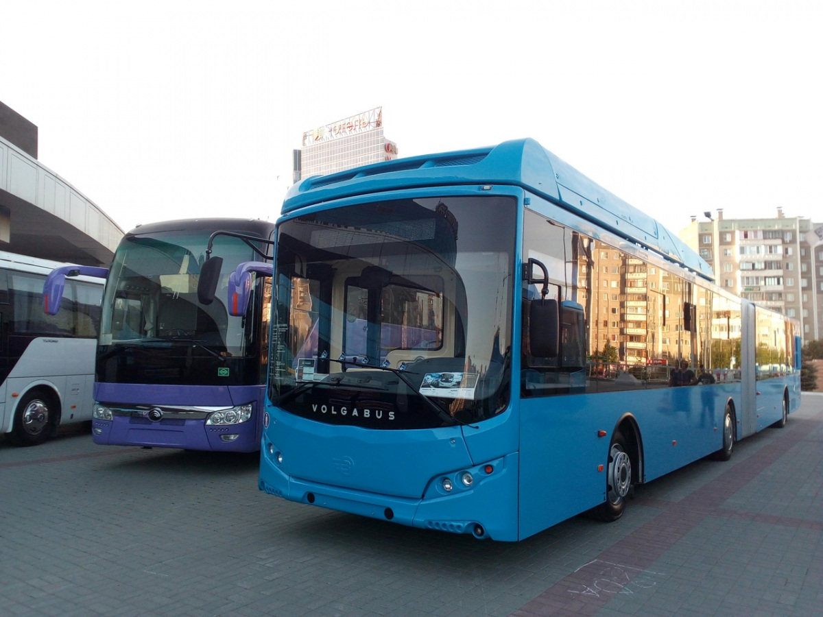 Челябинск. Городской сочленённый и междугородний автобусы на выставке транспорта перед ледовой ареной Трактор