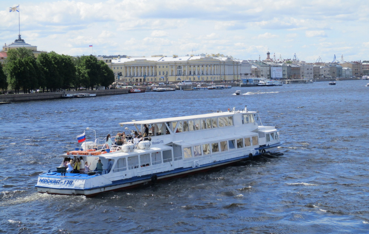 Санкт-Петербург. Теплоход Москва-178 (проект Р-51Э, тип Москва)