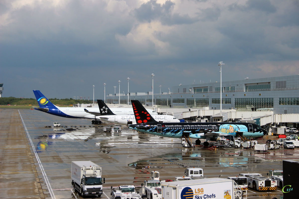 Брюссель. Самолеты Airbus A330 (9XR-WP) авиакомпании RwandAir, Airbus A319 (OO-SSC) авиакомпании Brussels Airlines и Airbus A320 (OO-SNB) авиакомпании Brussels Airlines