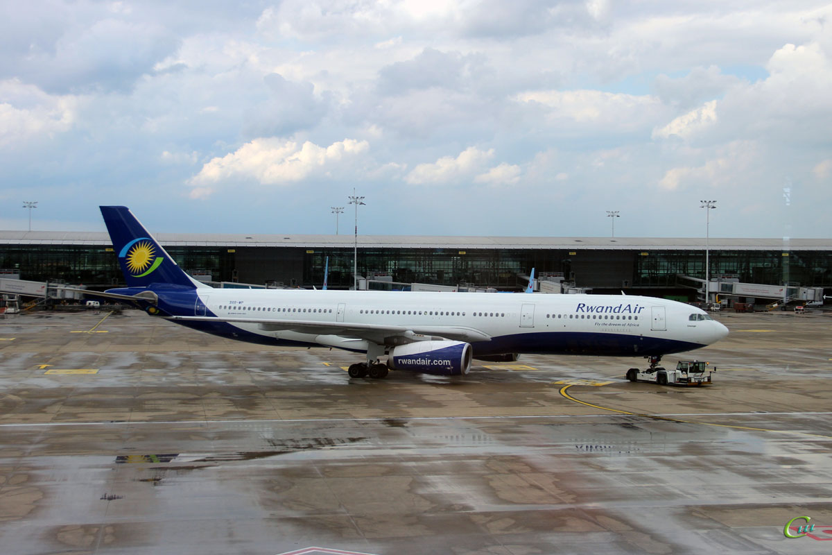 Брюссель. Самолет Airbus A330 (9XR-WP) авиакомпании RwandAir