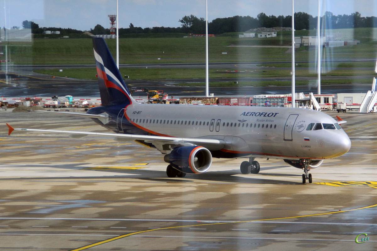 Брюссель. Самолет Airbus A320 (VQ-BIT) Лев Ландау авиакомпании Аэрофлот (Aeroflot)