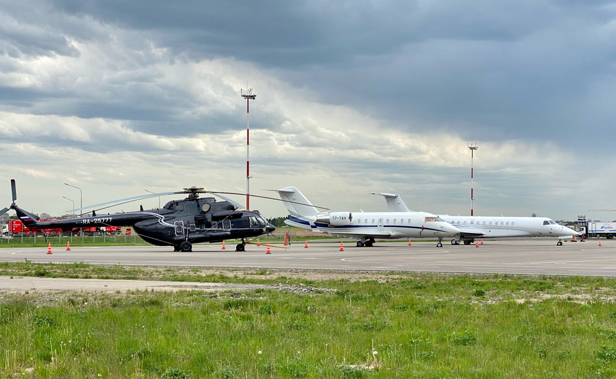 Москва. Вертолёт Ми-8АМТ RA-25777 и самолёт Bombardier T7-TAV