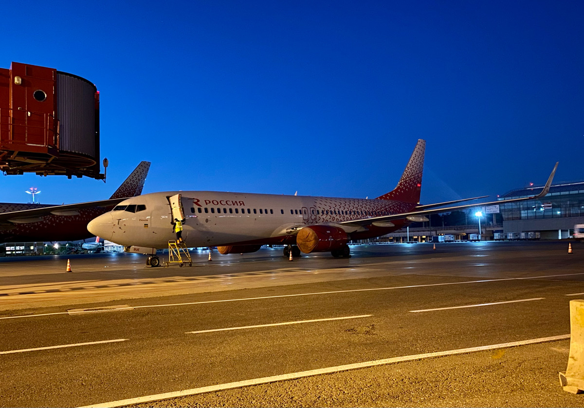 Москва. Самолёт Boeing 737-800 VQ-BUE авиакомпании «Россия»