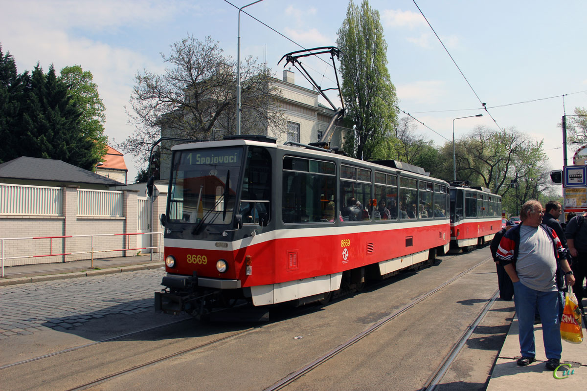 Прага. Tatra T6A5 №8669