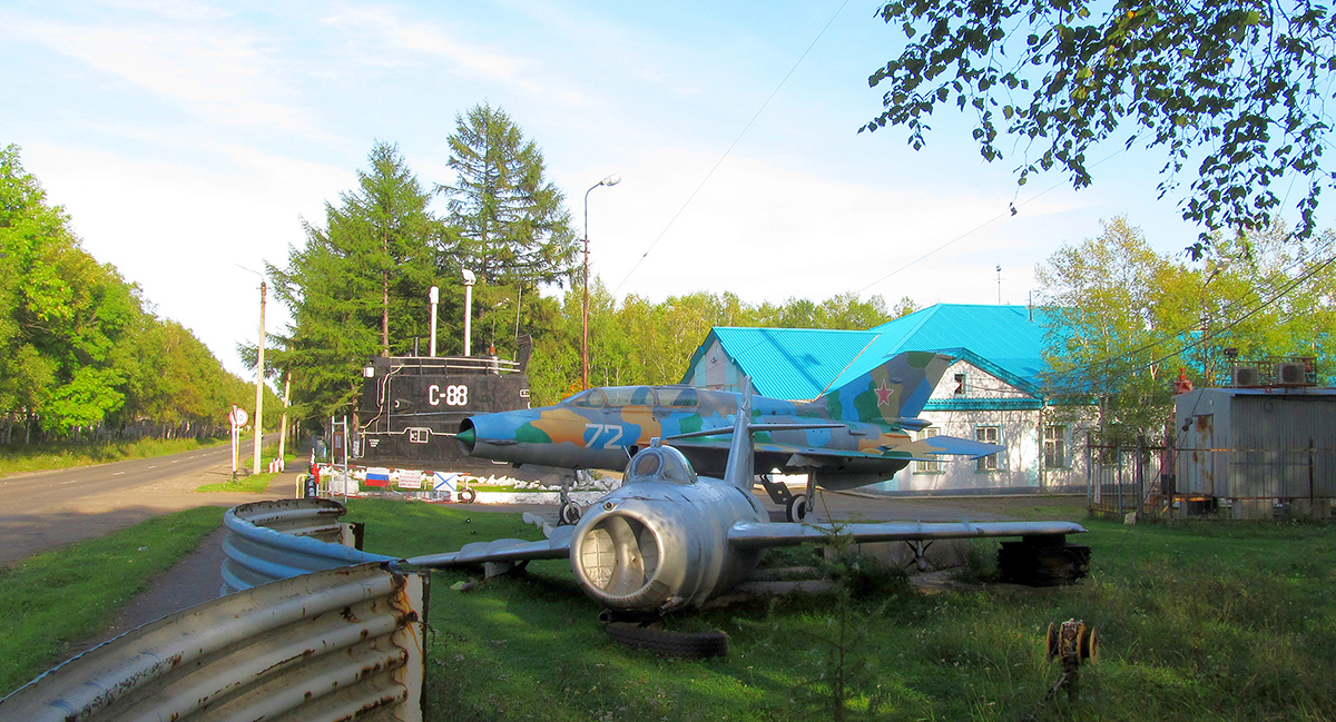 Советская Гавань. Рубка подводной лодки С-88 (проект 613), истребители МиГ-17 и МиГ-21У 41-го истребительного авиационного полка ВВС ВМФ, установленные у Дома офицеров