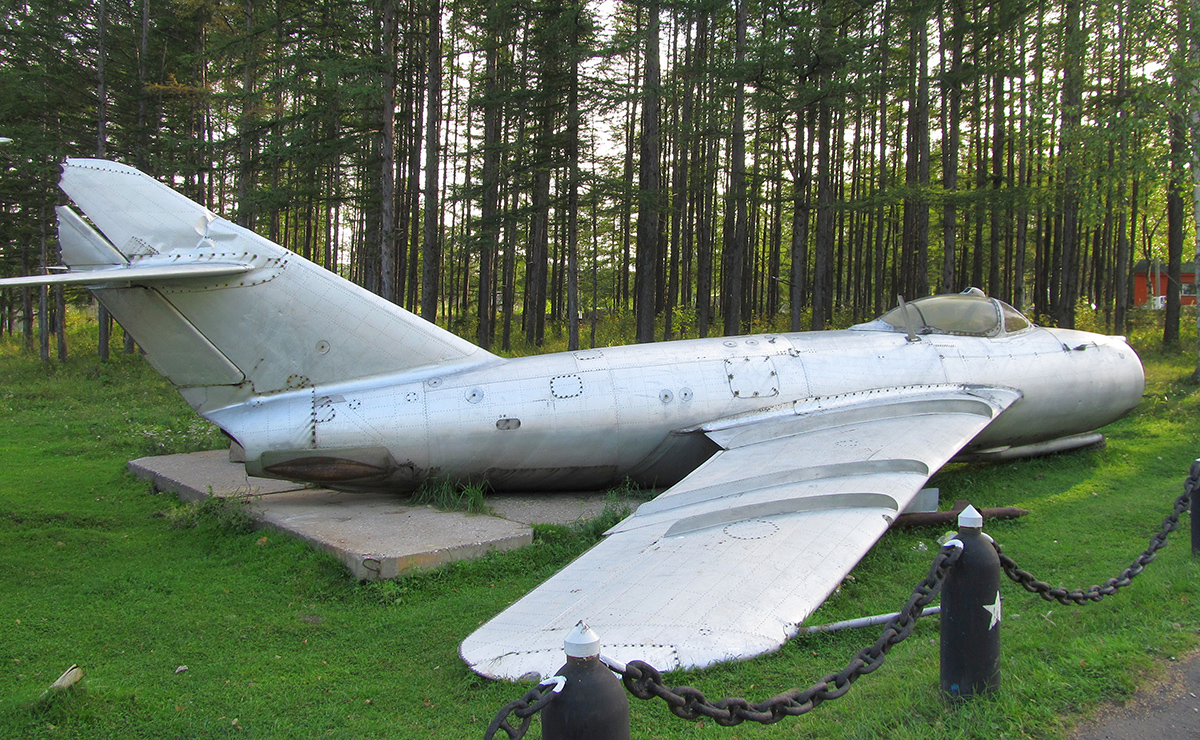 Советская Гавань. Самолет МиГ-17 41-го истребительного авиационного полка ВВС ВМФ, установленный у Дома офицеров