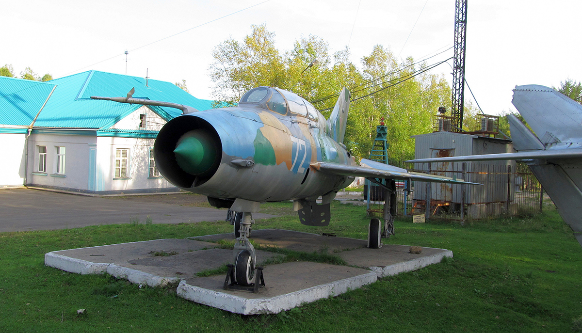 Советская Гавань. Самолет МиГ-21У 41-го истребительного авиационного полка ВВС ВМФ, установленный у Дома офицеров