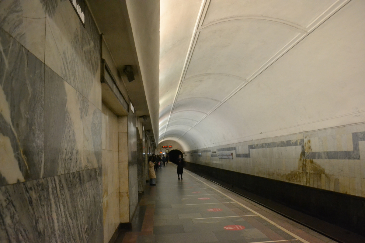 Москва. Платформа из центра, вид в сторону станции Бульвар Рокоссовского