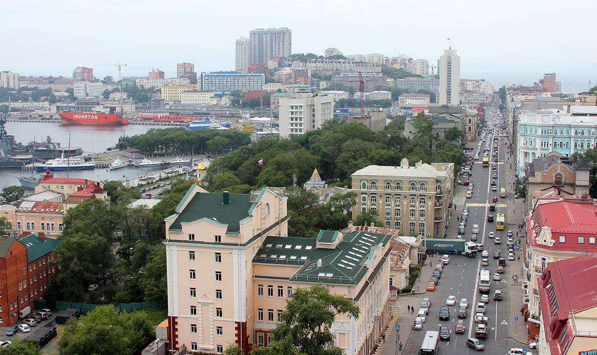 Владивосток. Вид на бухту Золотой Рог и Светланскую улицу с Золотого моста