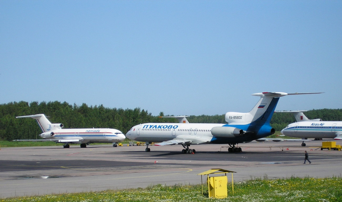 Санкт-Петербург. Самолеты  Boeing 737-221 (N727M) авиакомпании Nomads и Ту-154М (RA-85800) авиакомпании Пулково