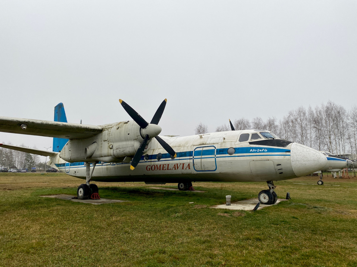 Минск. Самолёт Ан-24РВ EW-47291 а/к Гомельавиа, музейный