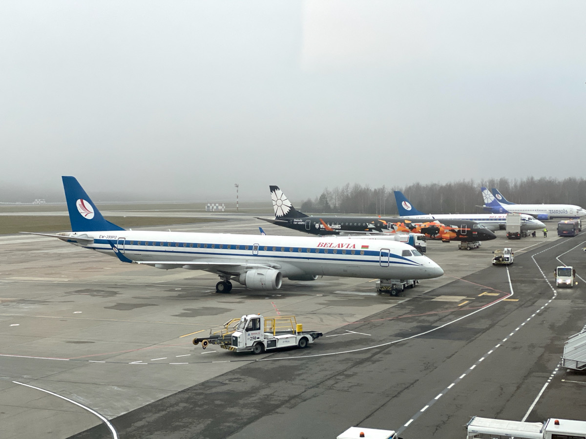 Минск. Самолёт Embraer-195 EW-399PO а/к Belavia