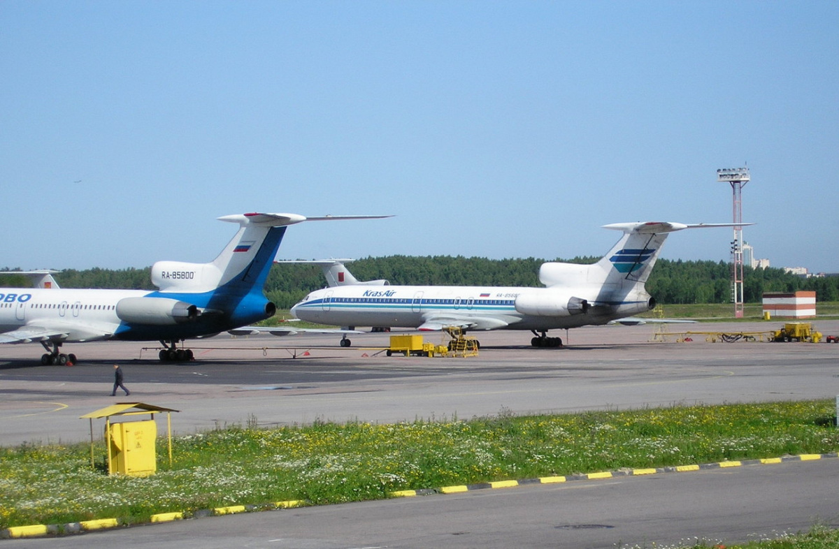 Санкт-Петербург. Самолеты ТУ-154М (RA-85800) авиакомпании Пулково и ТУ-154М (RA-85683) авиакомпании Красэйр