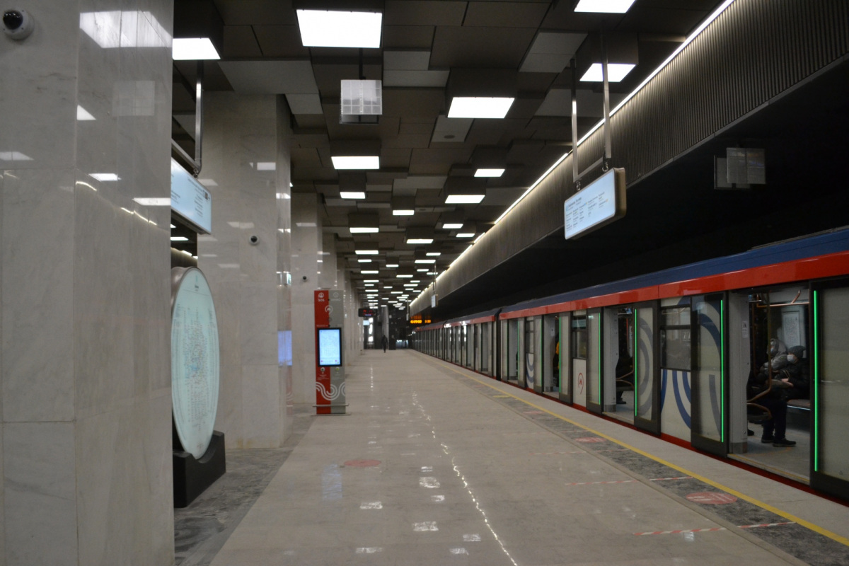 Москва. Платформа станции Зюзино, вид в сторону станции Воронцовская