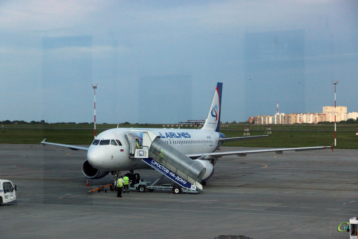 Ростов-на-Дону. Самолет Airbus A320 (VP-BTZ) авиакомпании Ural Airlines