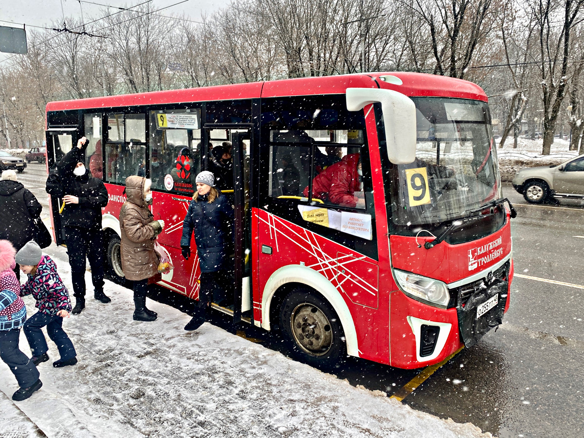 Калуга красные автобусы. ПАЗ вектор Некст Калуга. Автобус ПАЗ 2022. Калуга автобус ПАЗ-320435-04. Калужский троллейбус автобус.