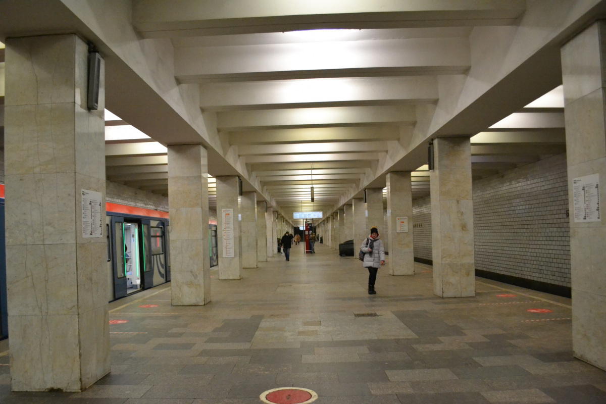 Москва. Станция Беляево, центральный зал