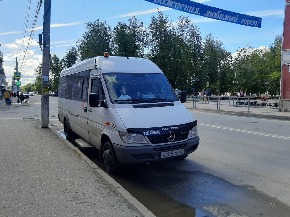 Автобуса вышний волочек фото. Мерседес Бенц 223215. Автобусы Вышний волочёк 2024. Автобус Вышний Волочек фото. АН 193 69 автобус 1 Тверь.