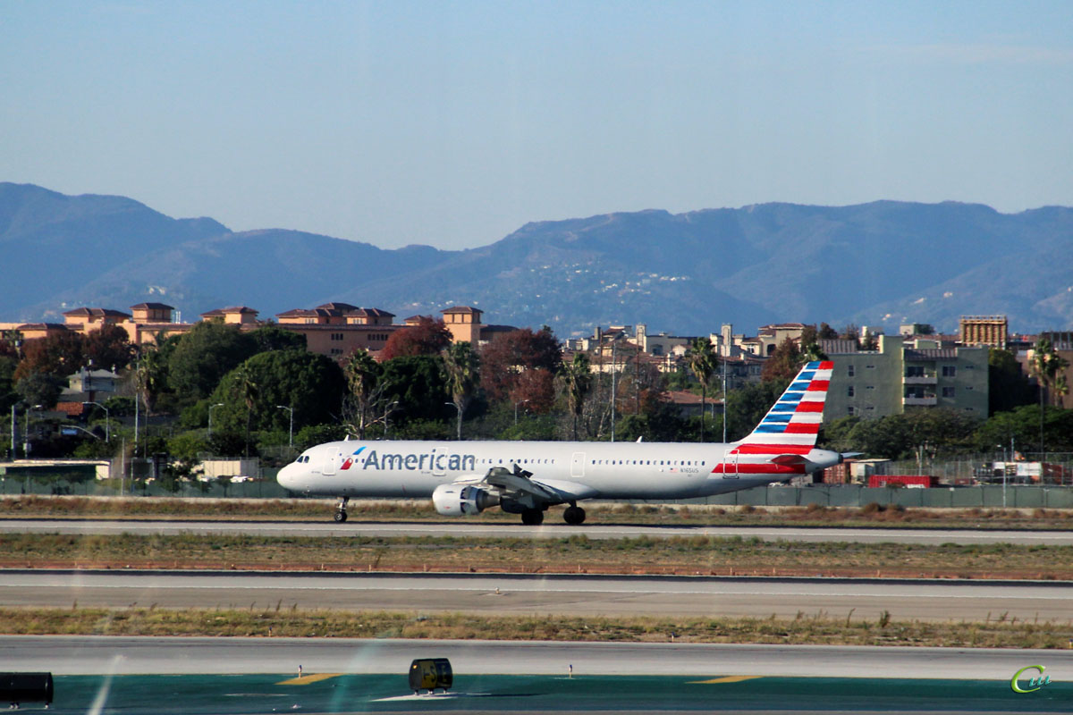 Лос-Анджелес. Самолет Airbus A321 (N165US) авиакомпании American Airlines
