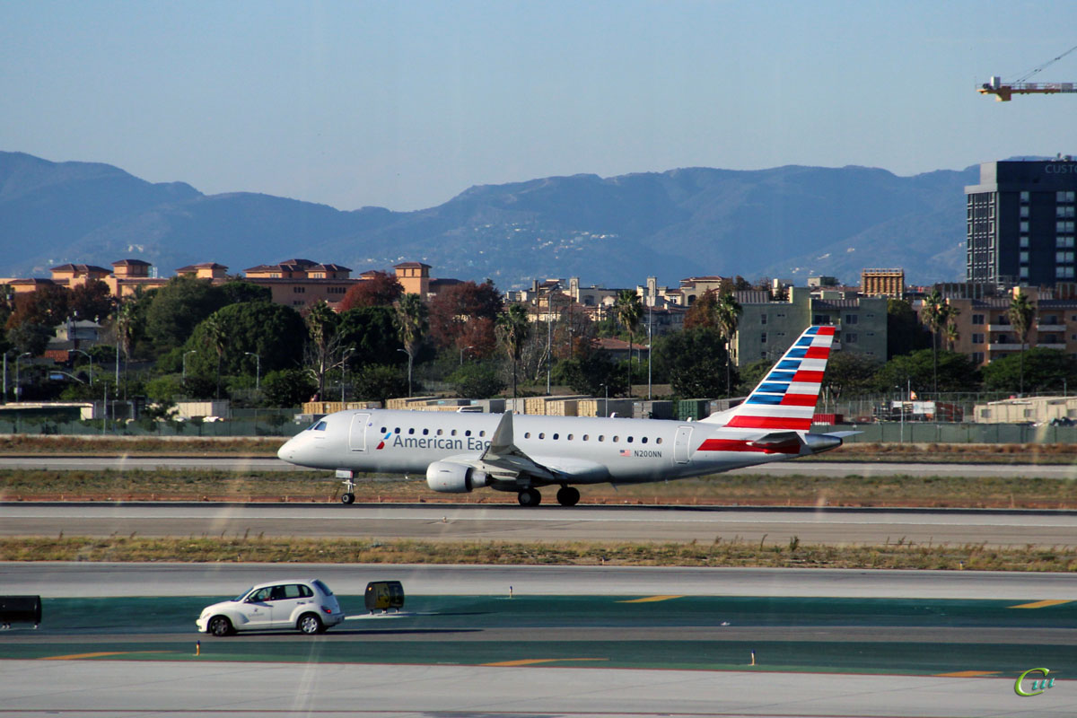 Лос-Анджелес. Самолет Embraer E-175 (N200NN) авиакомпании American Eagle