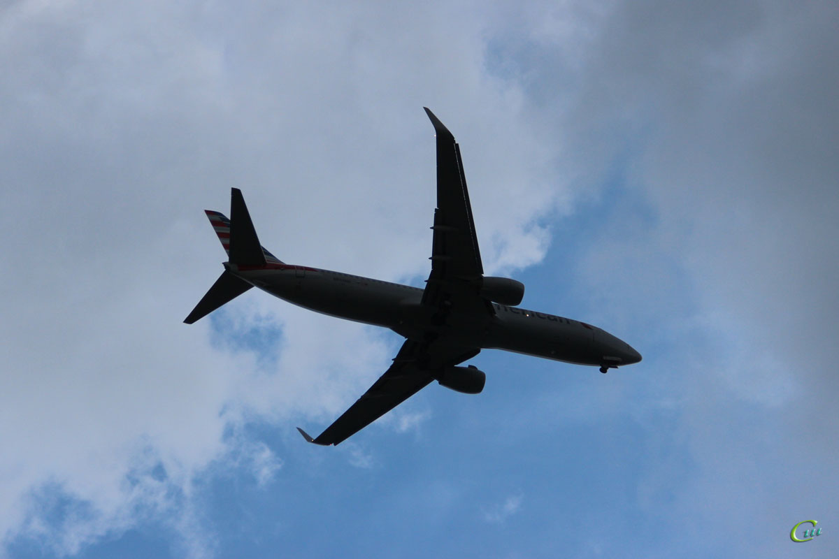 Вашингтон. Самолет Boeing 737 (N864NN) авиакомпании American Airlines заходит на посадку в национальный аэропорт имени Рональда Рейгана (DCA)