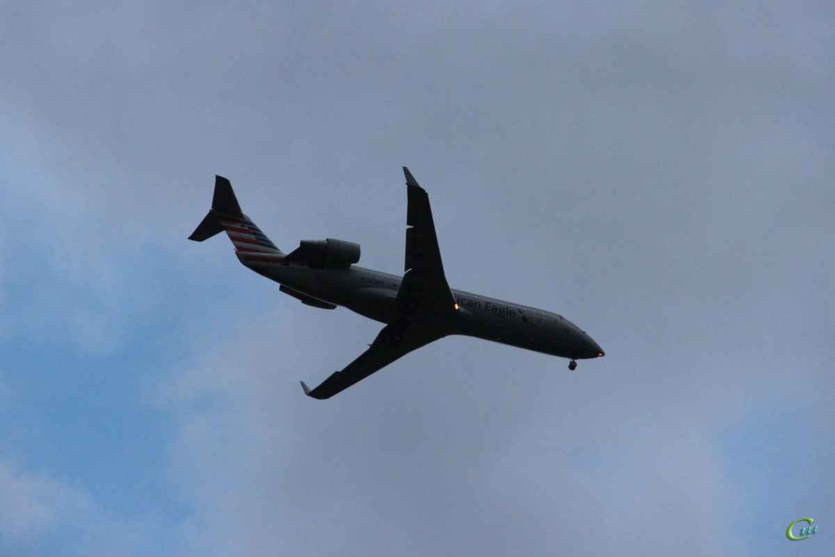 Вашингтон. Самолет Bombardier CRJ-200 (N262PS) авиакомпании American Eagle заходит на посадку в национальный аэропорт имени Рональда Рейгана (DCA)