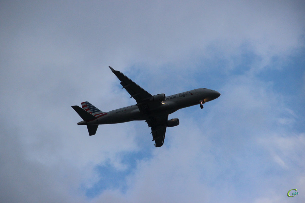 Вашингтон. Самолет Embraer E-175 (N406YX) авиакомпании American Eagle заходит на посадку в национальный аэропорт имени Рональда Рейгана (DCA)
