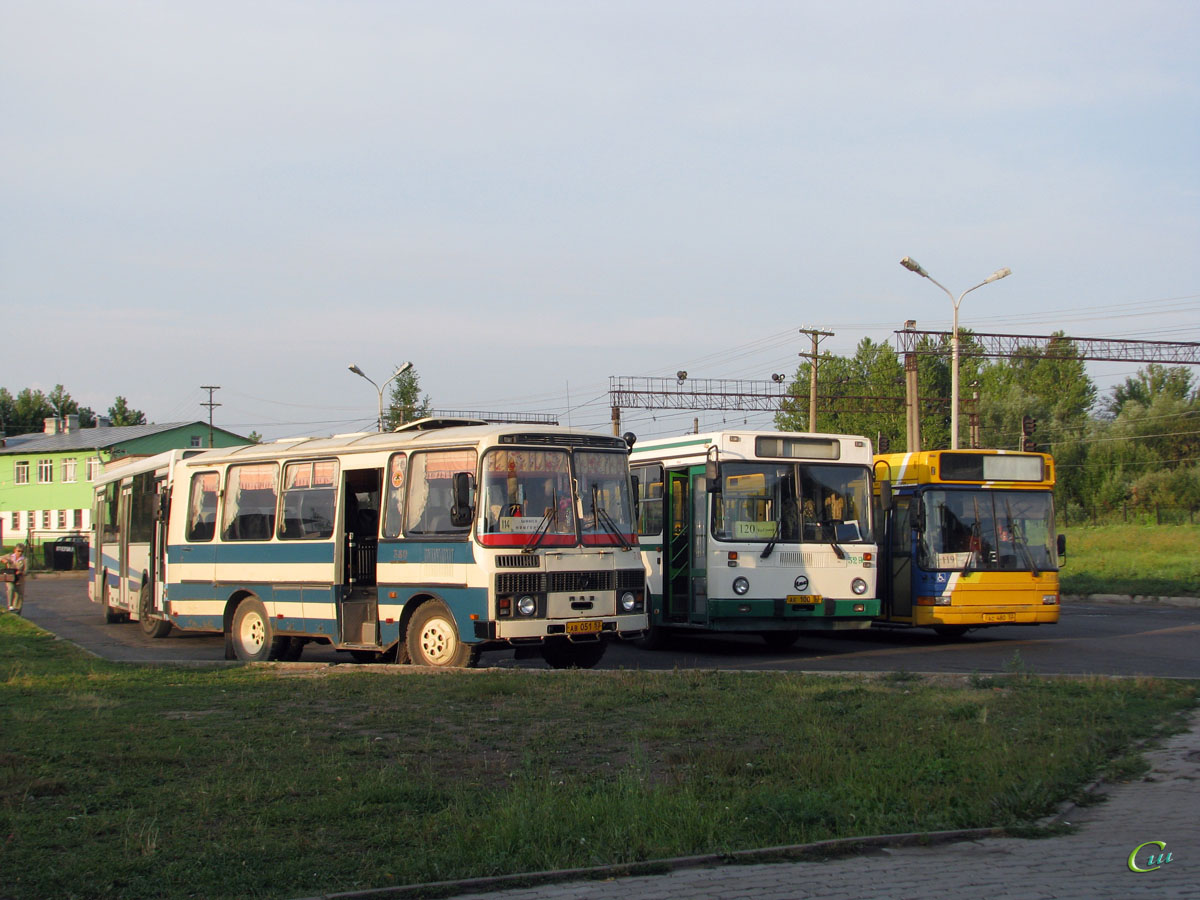 Великий Новгород. Aabenraa 5000 (Volvo B10L-60) ас480, ПАЗ-3205-110 ав051, ЛиАЗ-5256.35 ае100