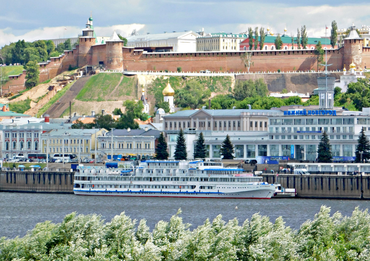 Новгородом 30. Теплоход Нижний Новгород. Речные прогулки в Нижнем Новгороде 2022. Слияние Оки и Волги в Нижнем Новгороде. Теплоход по Оке.