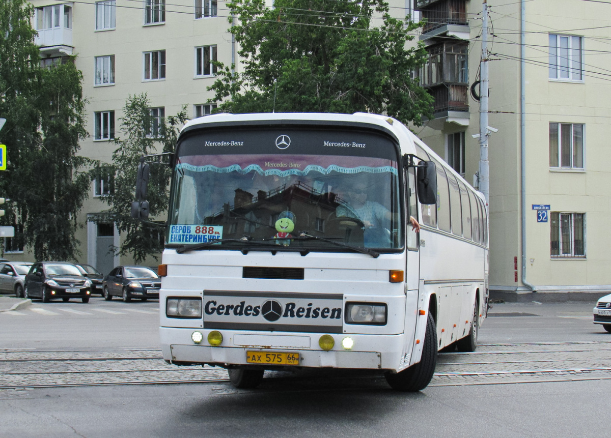 Екатеринбург. Mercedes-Benz O303 ах575
