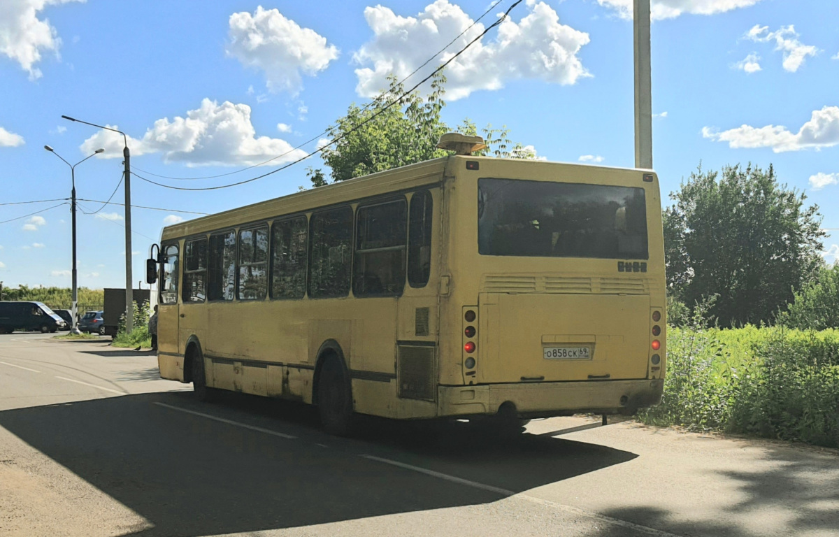 Расписание города вышнего волочка автобусов. НЕФАЗ-5299 автобус Вышний волочёк. Экскурсионный автобус в Вышнем Волочке. Автобус Вышний волочёк статуя. Автобусы Вышний Волочек однерка двойка.