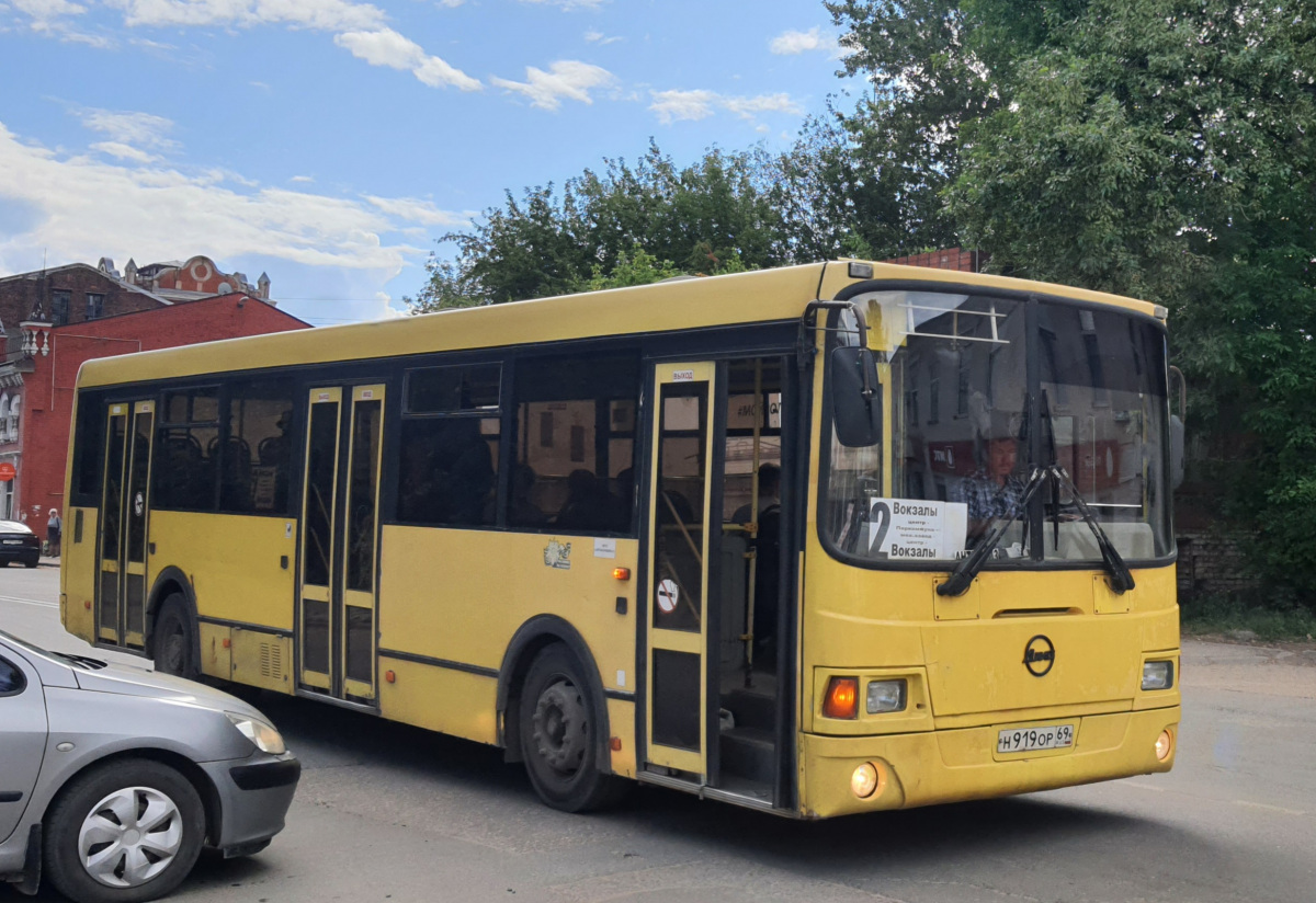 Маршрутка вышние волочки. 2 Автобус Вышний Волочек. Автобус фото. Автобус 20. Автобус ЛИАЗ 2008 года.