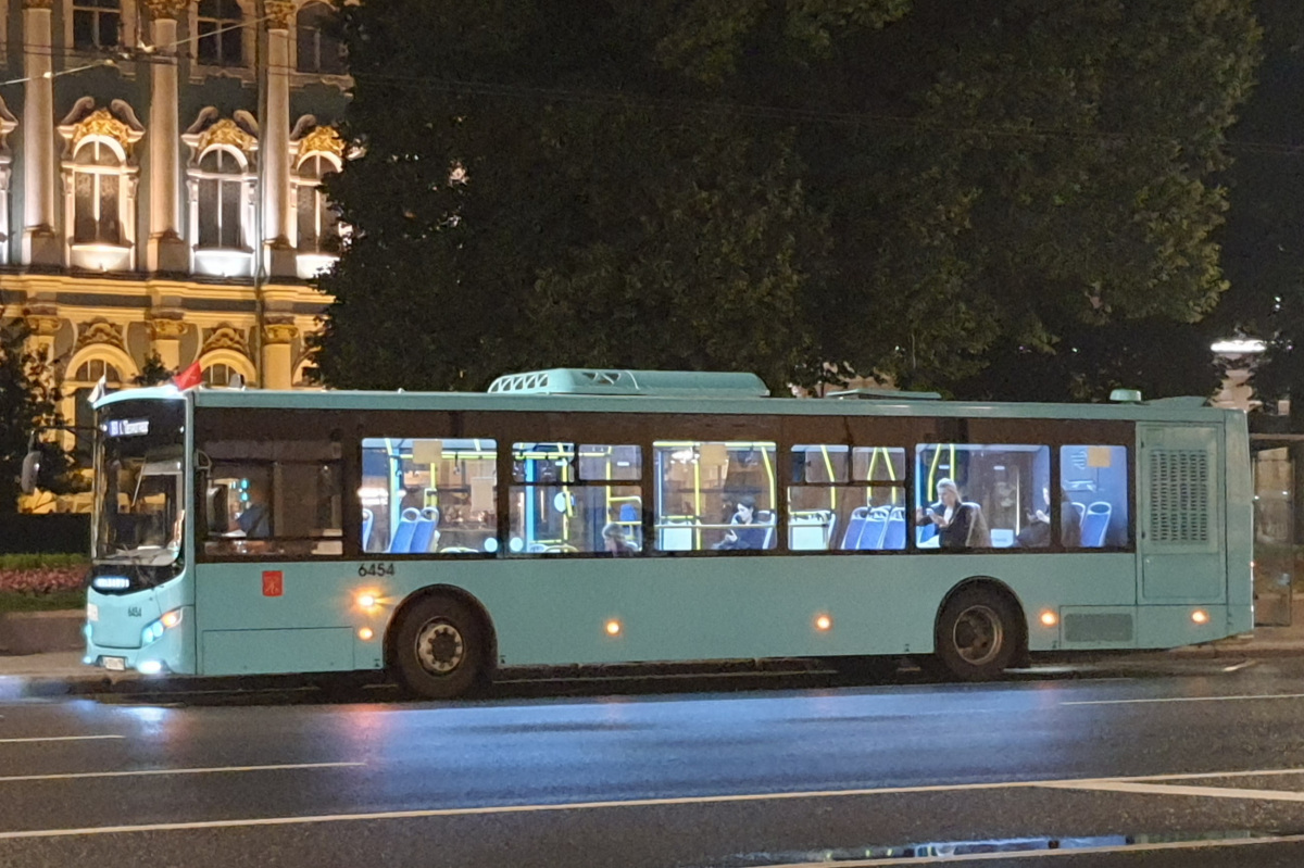 Общественный транспорт петербурга. Волгабас троллейбус. Автобусы СПБ. Транспорт СПБ 2022 автобусы. Волгабас школьный автобус.