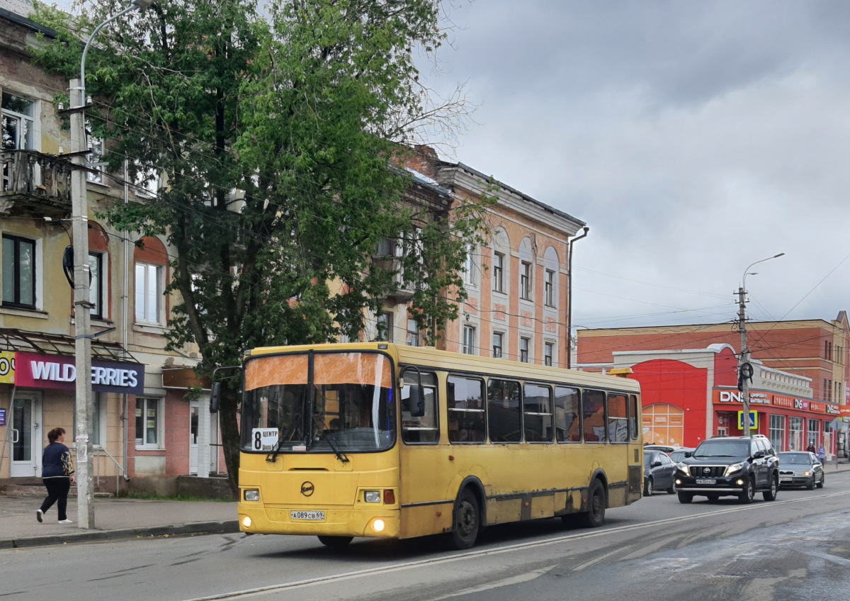 Маршрутка вышние волочки. Вышний Волочек 2022. Автобусы Вышний Волочек. Вышний Волочек Казанский проспект 85. ПАТП В Вышнем Волочке.