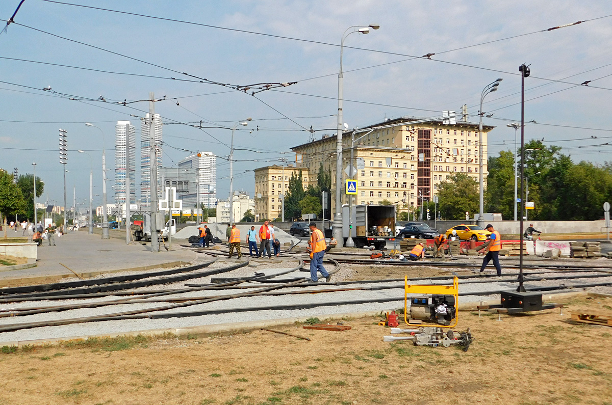 Москва. В Продольном проезде происходит ремонт трамвайных путей с заменой стрелочных переводов