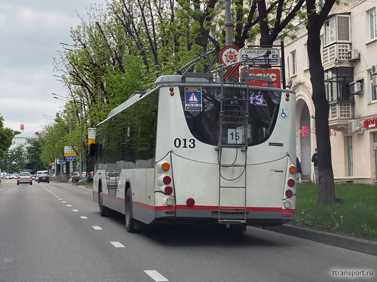 Движение 21 трамвая. Троллейбус. Троллейбус 13. Красный троллейбус. Таганрогский трамвай.