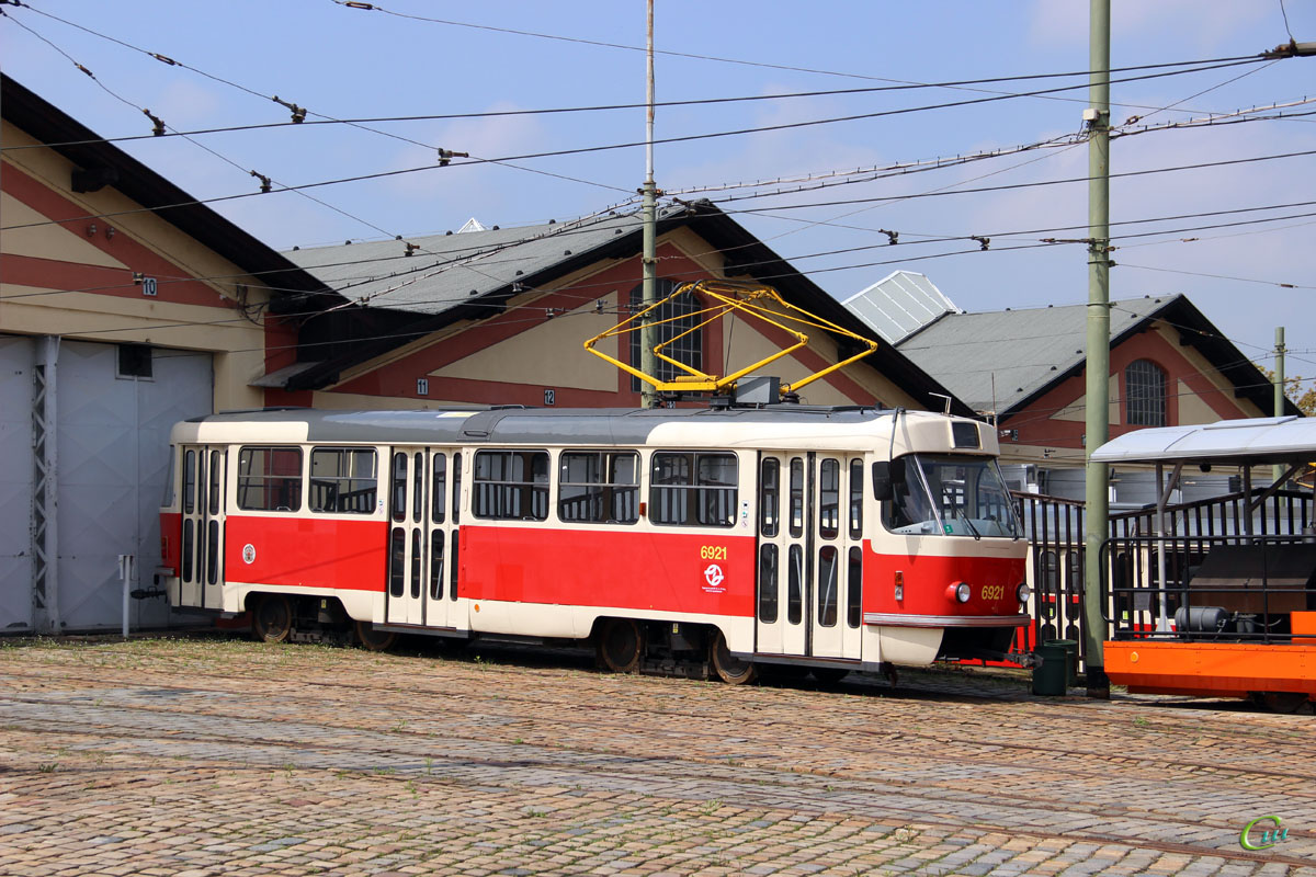 Прага. Tatra T3 №6921