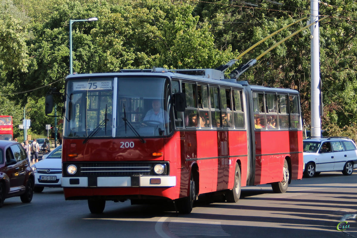 Будапешт. Ikarus 280.94 №200