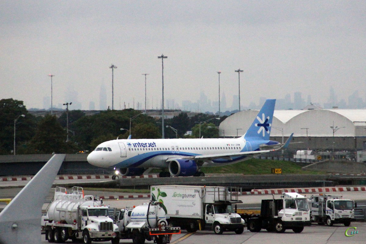 Нью-Йорк. Самолет Airbus A320 (XA-JRM) авиакомпании Interjet