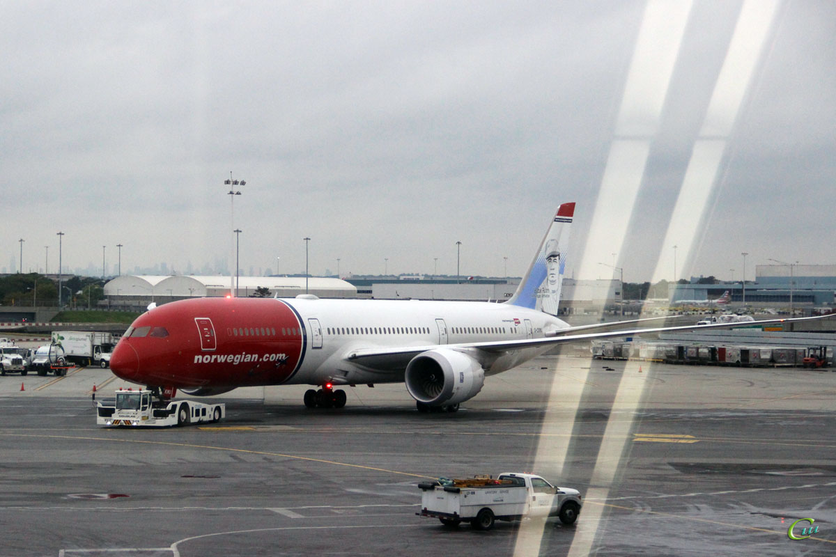Нью-Йорк. Самолет Boeing 787 Dreamliner (G-CKMU) авиакомпании Norwegian